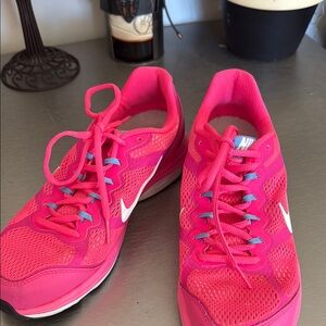 Nike Pink Athletic Shoes with Breathable Mesh and Sleek Design